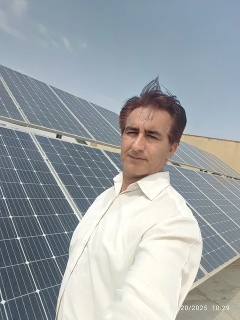 نصب پنل‌ ها روی سازه